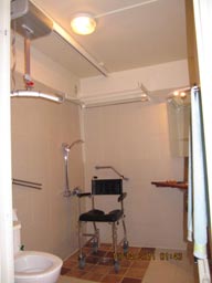 Paris accessible apartment  Bath room with lifter